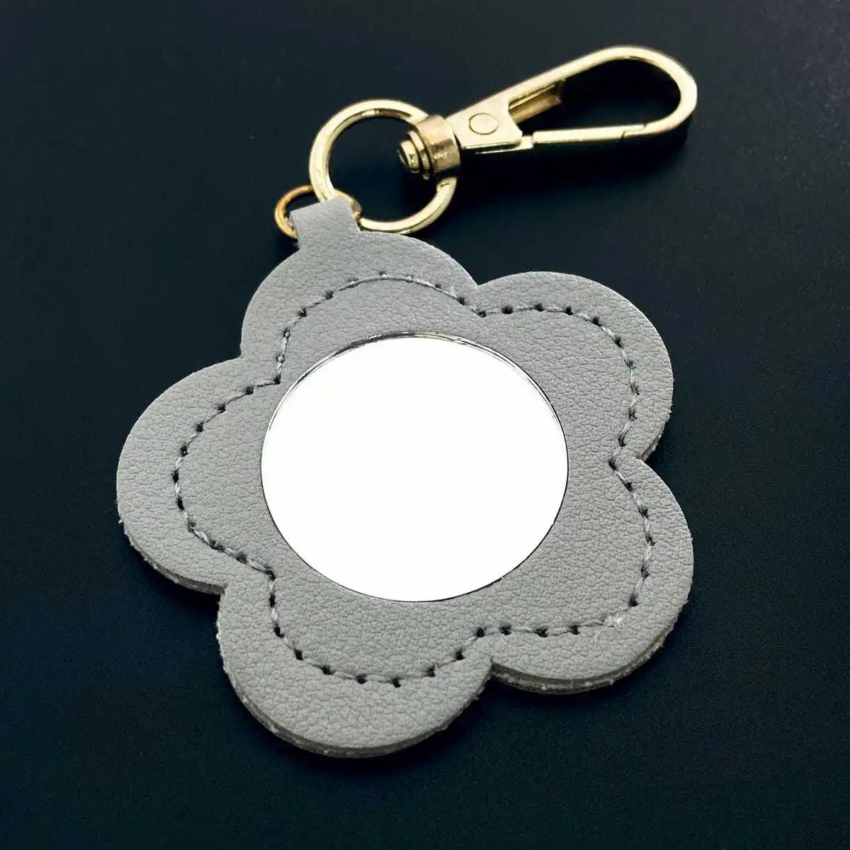 Simple Leather Hanging Keyring Small Mirror Key Chain Ring Bag Pendant for Gift Car Packet Keychain Cute Makeup Flower Shaped