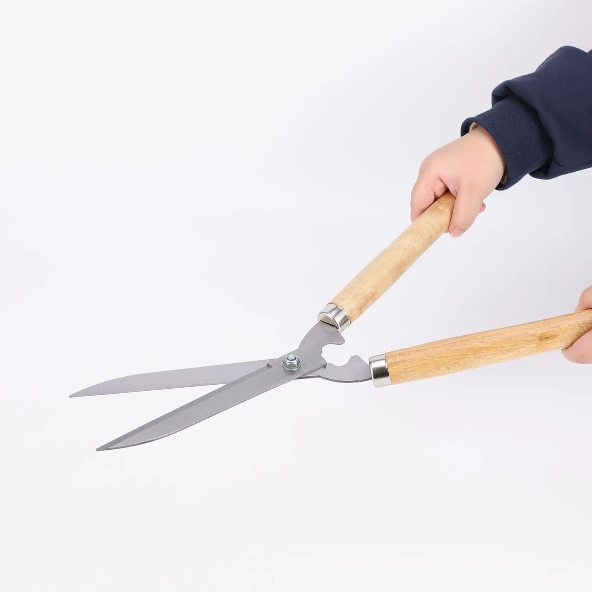 Garden scissors, hedge cutting, green lawn trimming, pruning, flower cutting, tree branches, , retractable large scissors