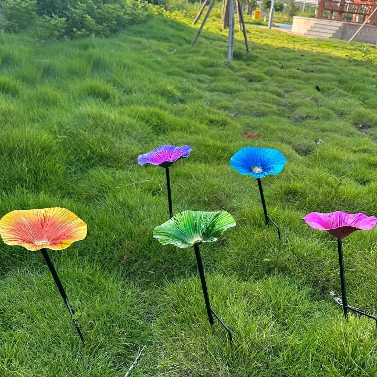 Garden Bird Bath with Detachable Pole And Ground Stake for Bird Feeders