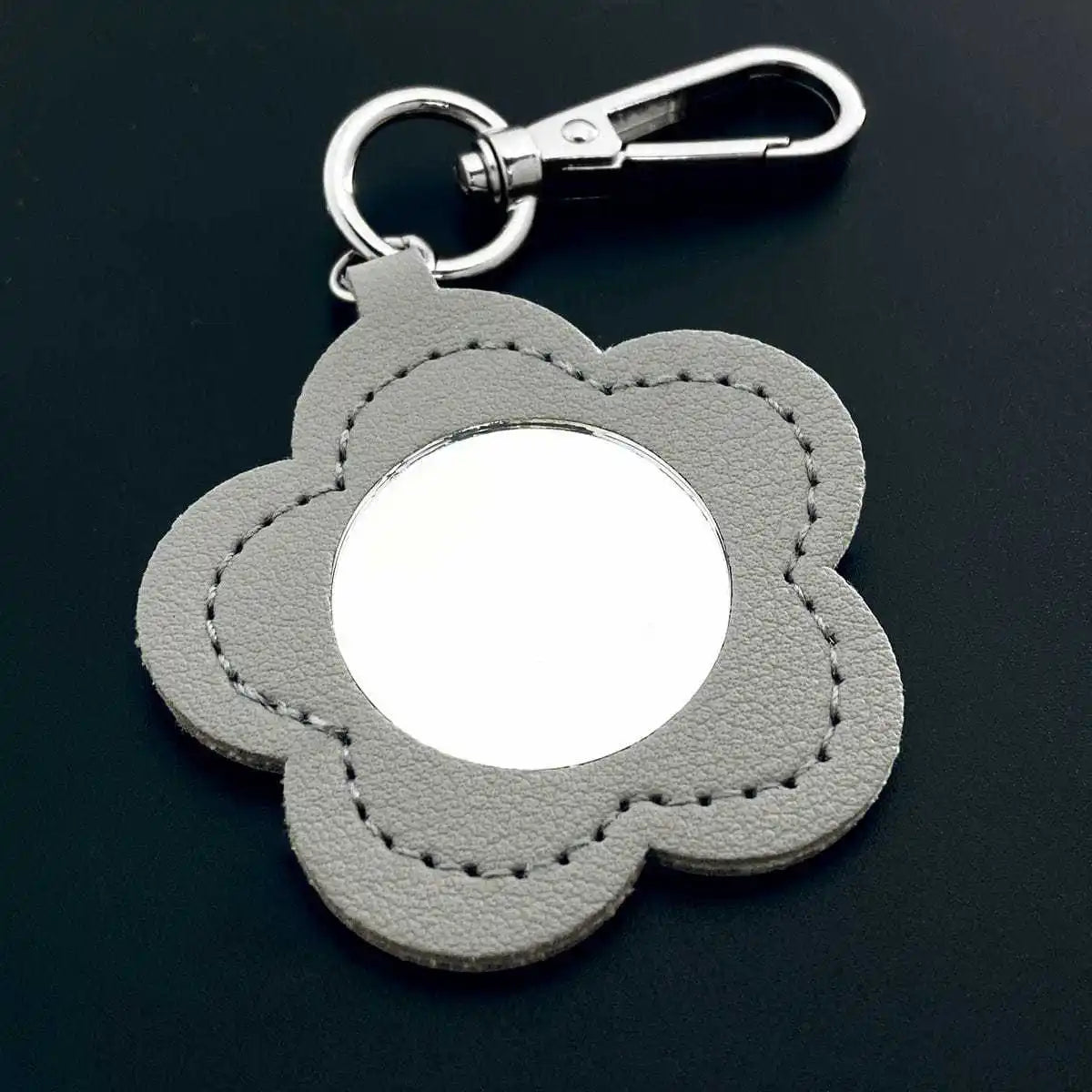 Simple Leather Hanging Keyring Small Mirror Key Chain Ring Bag Pendant for Gift Car Packet Keychain Cute Makeup Flower Shaped